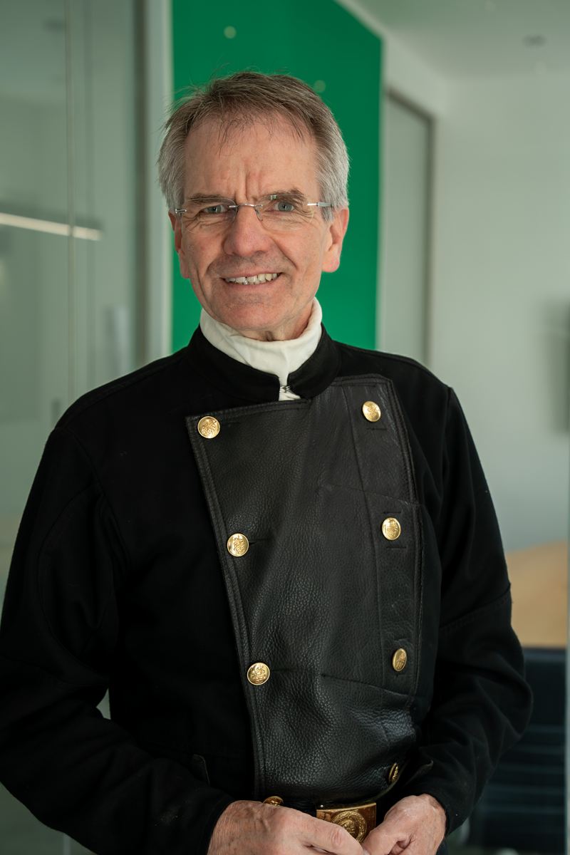 Andreas Ehlert, Schornsteinfegermeister und Mitgründer von enschotec, in Zunftkleidung