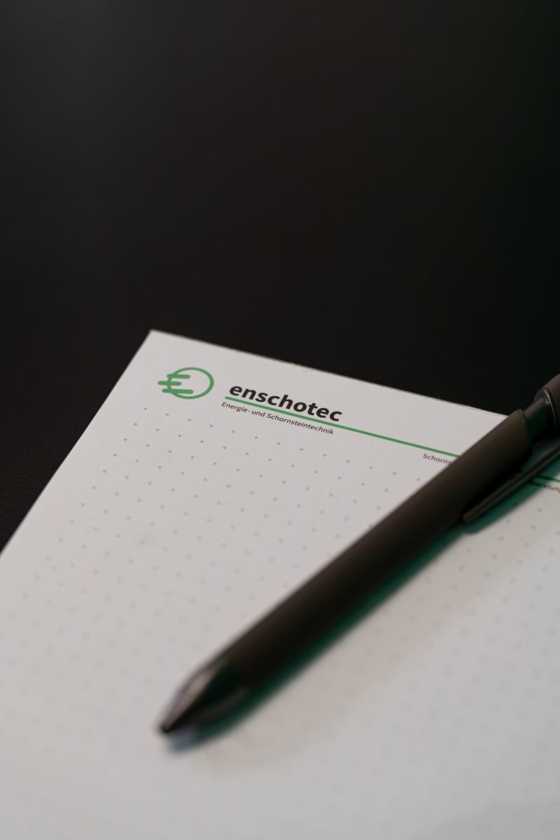 Kugelschreiber auf Briefpapier der enschotec GmbH
