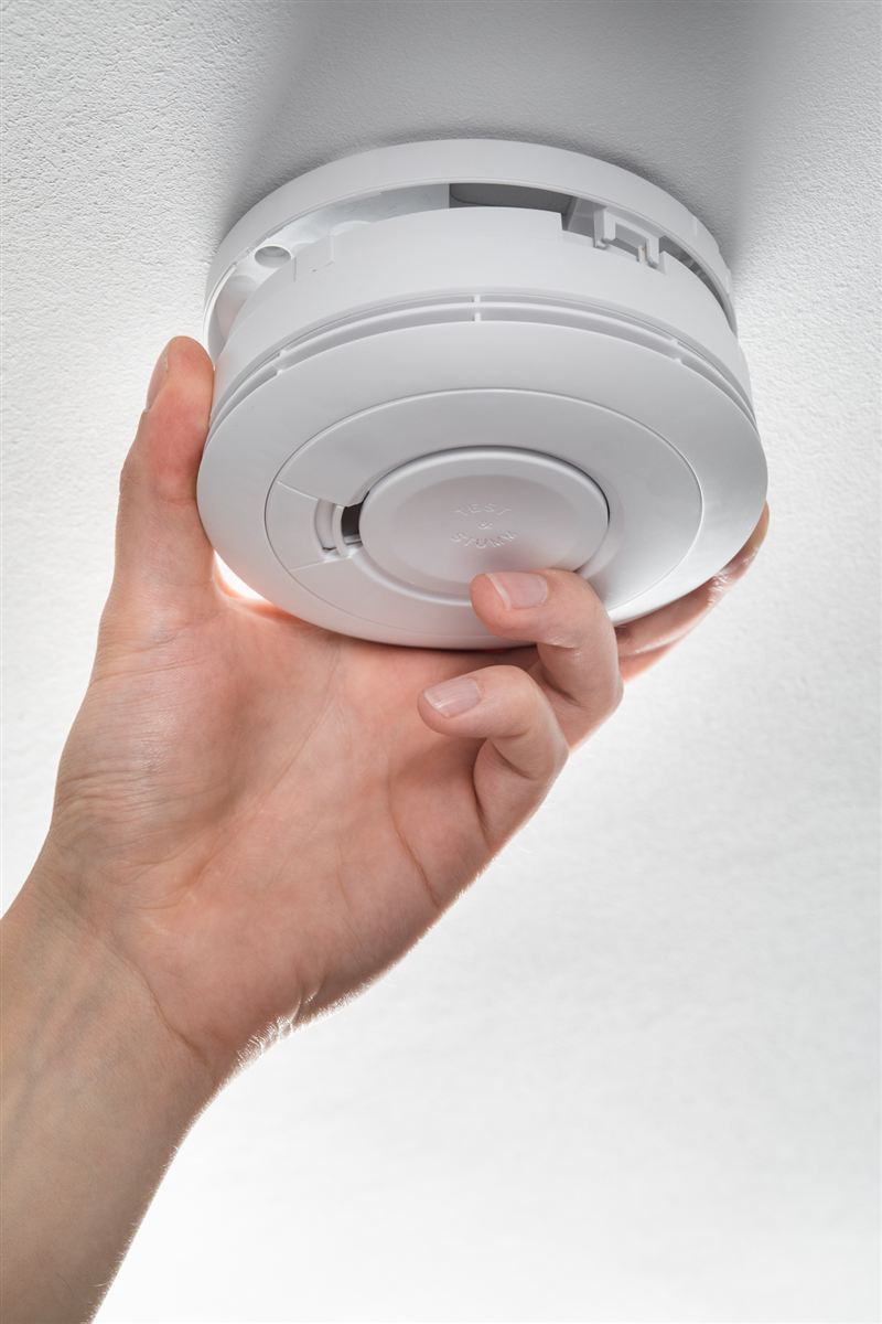 Rauchmelder wird an der Decke befestigt